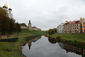 Псковский Кремль со стороны реки Псковы