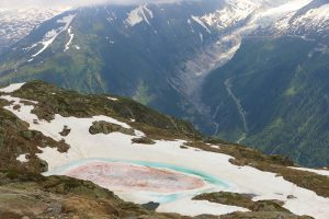 Одно из еще пока замерзших lacs des Cheserys (Chamonix-Mont-Blanc)