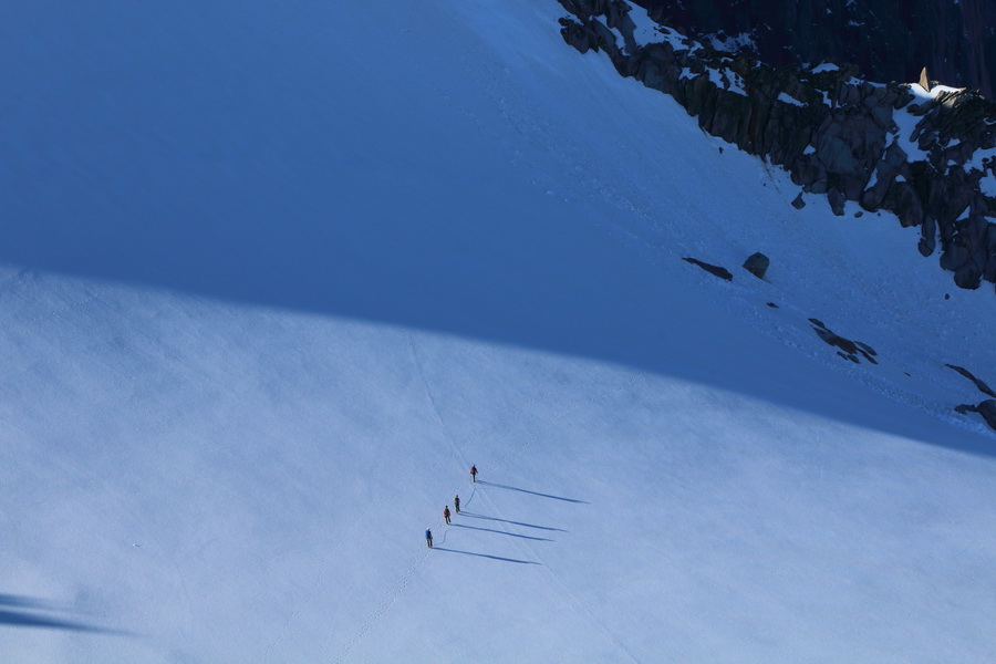 Альпинисты идут на покорение Aiguille Verte